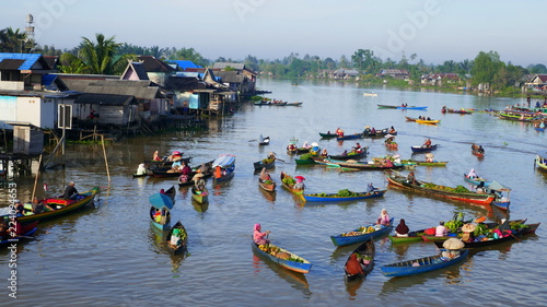 weiter Blick von Hängebrücke in Kalimantan auf schwimmenden Markt mit vielen bunten Booten in Lok Baintan photo