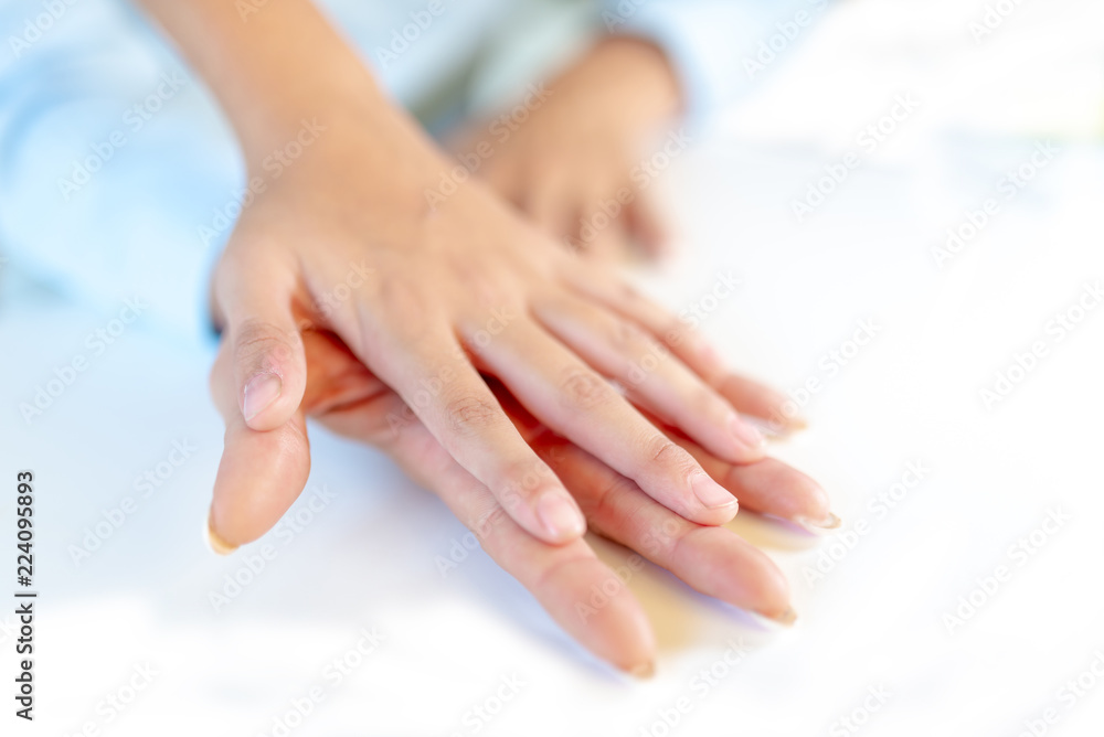 Fototapeta premium Kinderhand auf der Mutterhand