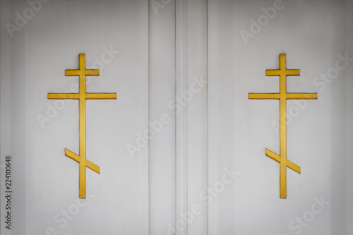 Fotografia White church doors with golden orthodox crosses. Closeup