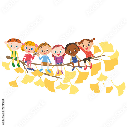 イチョウの木に座る子供達