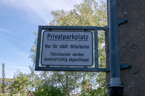 Privatparkplatz Hinweisschild