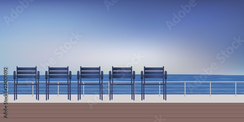 Promenade de bord de mer avec des sièges pour se détendre en regardant la mer et l'horizon.
