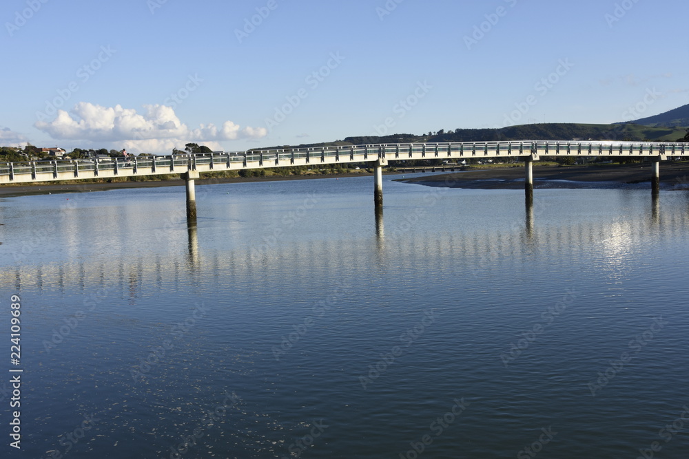 Raglan Bridge over thew water