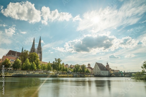 Blick auf den Dom und die steinerne Brücke in Regensburg, Deutschland