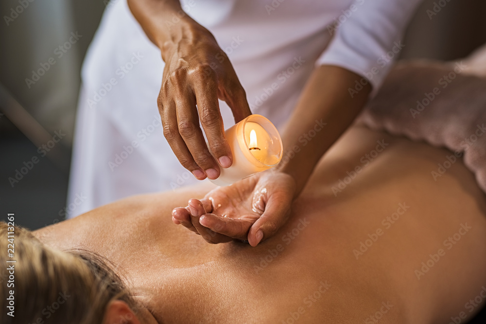 Foto Stock Candle massage at spa | Adobe Stock