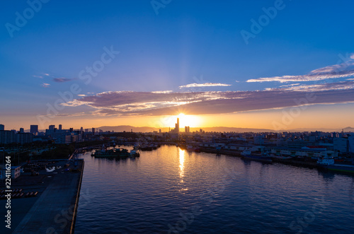 高層ビルの日の出