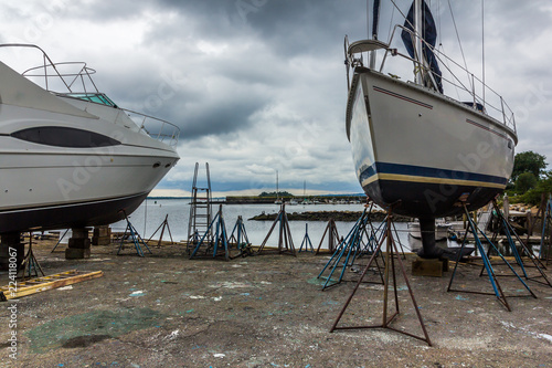 Foto Yachts under maintenance on a boatyard, on a cloudy day (Portsmouth, USA)
