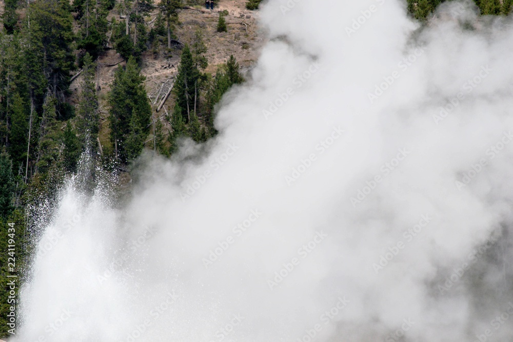 eruzione old faithful geyser, yellowstone national park, america, usa