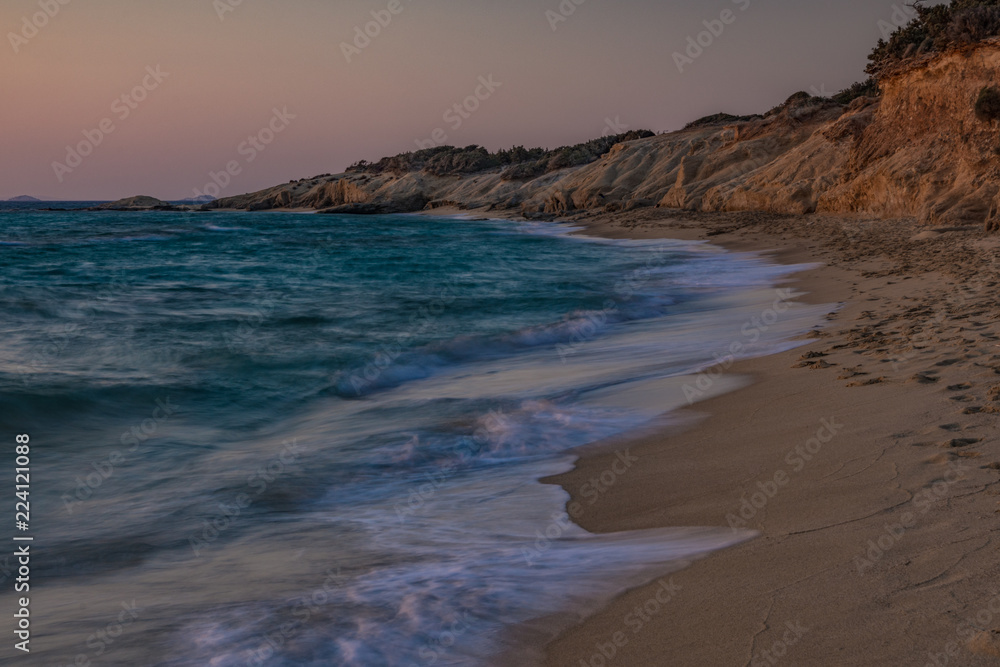 La spiaggia delle Hawaii nel promontorio di Aliko al crepuscolo, isola di Naxos GR La spiaggia delle Hawaii nel promontorio di Aliko al crepuscolo, isola di Naxos GR