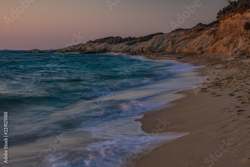 Wallpaper Mural La spiaggia delle Hawaii nel promontorio di Aliko al crepuscolo, isola di Naxos GR	 Torontodigital.ca