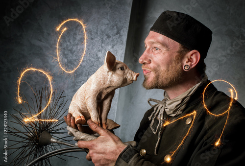Schornsteinfeger mit Glücksschwein und Jahreszahlen 2019, Symbolbild für glückliches Neues Jahr