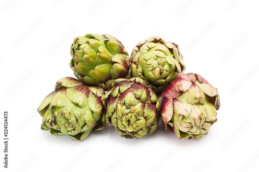 Obraz premium Alcachofas sobre fondo blanco aislado. Vista de frente. Copy space