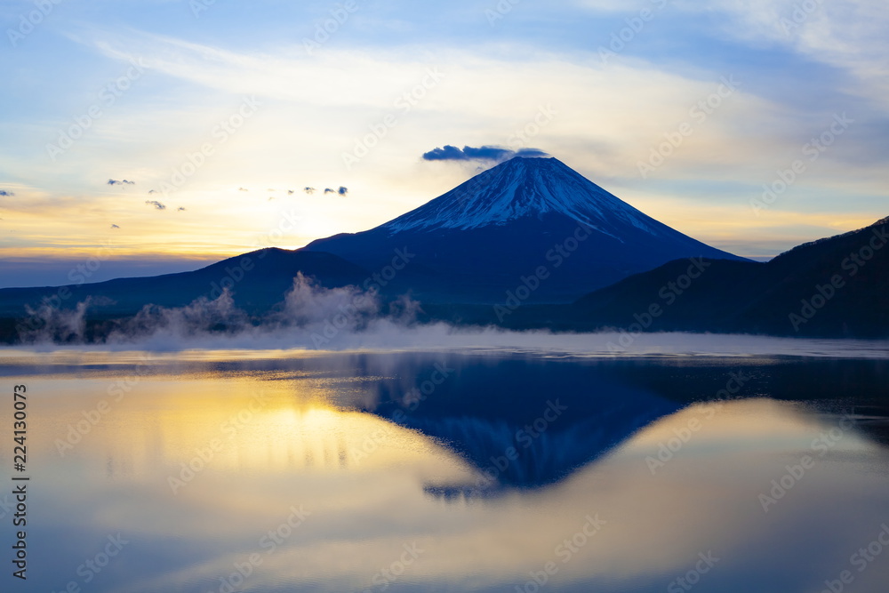 富士山と朝焼け、山梨県本栖湖にて