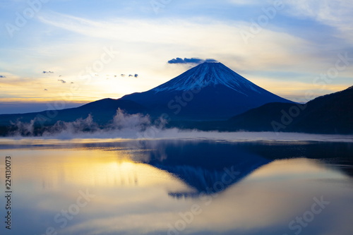 富士山と朝焼け、山梨県本栖湖にて