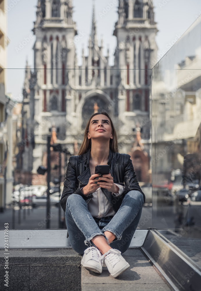 Fototapeta premium Dziewczyna w mieście