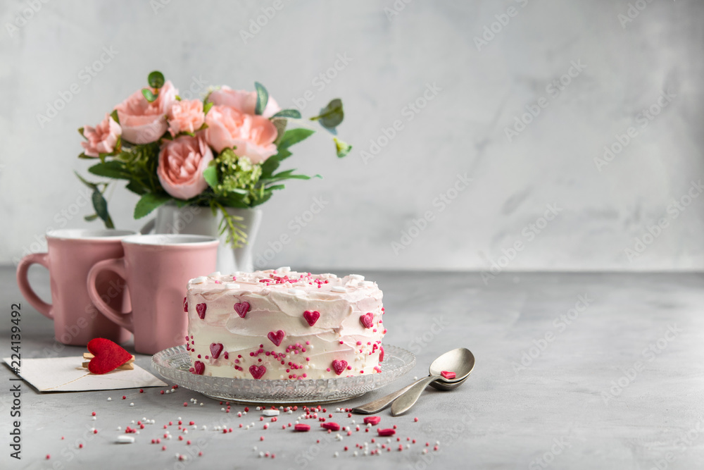 Fotka „Cake with small hearts and colorful sprinkles on a plate with two  cups of coffee. Grey stone background. Romantic love background banner.  Valentine's day, Mother's Day, Birthday Cake card.“ ze služby