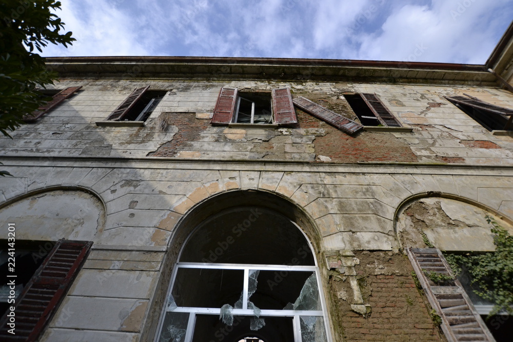 Obraz premium ex manicomio di mombello, luoghi abbandonati, italia