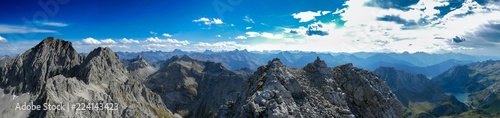 Panorama Lechquellengebirge von oberere Grätlisgratspitze bis Spullersee