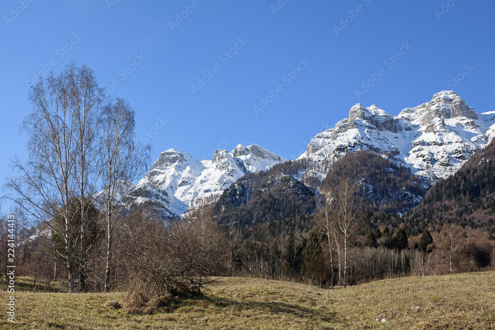 Obraz premium Die Vigolanaberge sind eine Gebirgsgruppe im&nbsp;Trentino mit Gipfeln, die bis fast 2200 m aufragen und zu den Vizentiner Alpen gehören