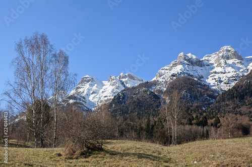 Die Vigolanaberge sind eine Gebirgsgruppe im Trentino mit Gipfeln, die bis fast 2200 m aufragen und zu den Vizentiner Alpen gehören photo