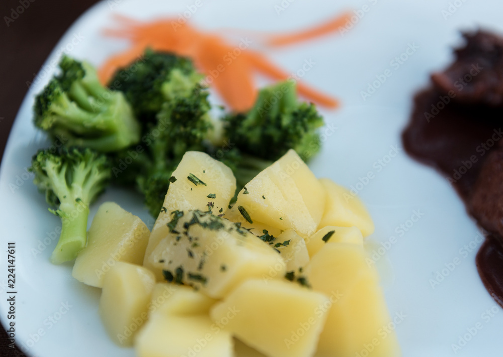 potatoes, broccoli and carrot on a plate
potatoes, broccoli and carrot on a plate