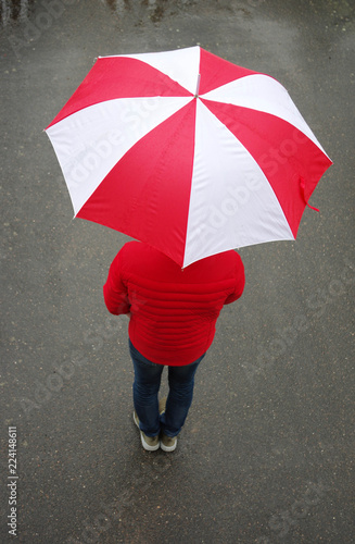 homme avec un parapluie rouge et blanc