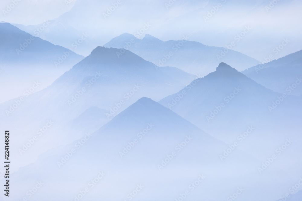 Naklejka premium Niebieskie warstwy grzbietów górskich w Alpach Francuskich