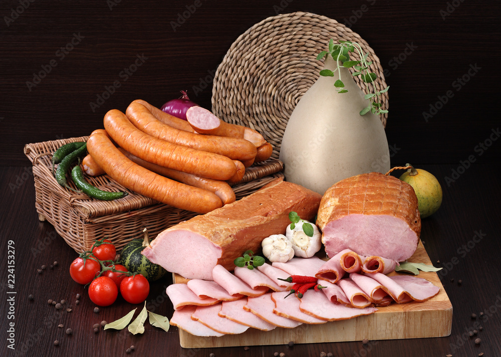 Fototapeta premium Szynka,polędwica, cienka kiełbasa. Wędliny w kompozycji 