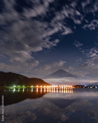中秋の名月の日の夜の河口湖