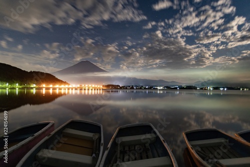 中秋の名月の日の夜の河口湖