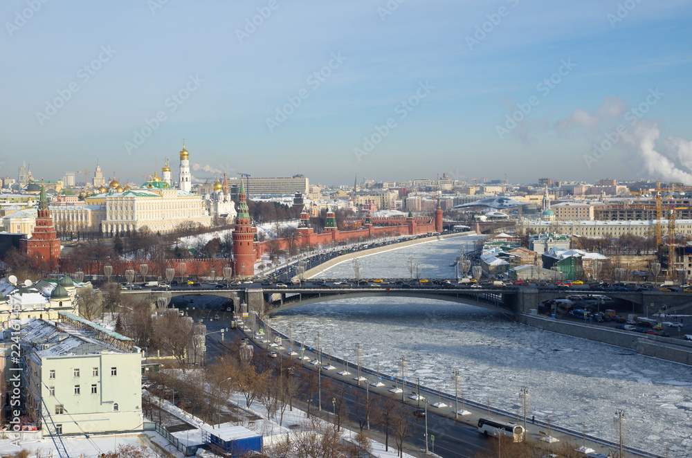 Obraz premium Winter view of the Moscow Kremlin, Big Kamenny bridge and the Moscow-river, Russia