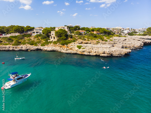 Luftaufnahme, Punta des Jonc und Bucht Cala Marcal mit Villen und Yachten, Portocolom, Region Felanix, Mallorca, Balearen, Spanien