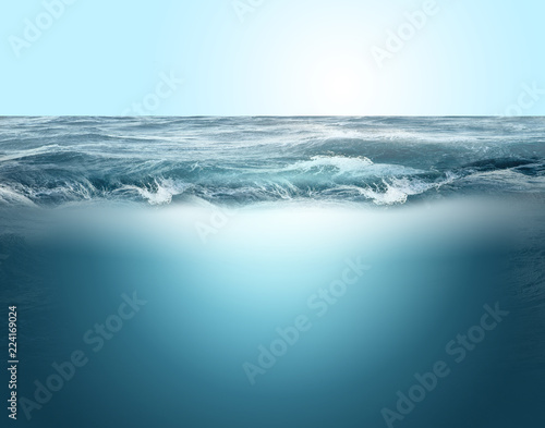 Fondo del mar con cielo y olas