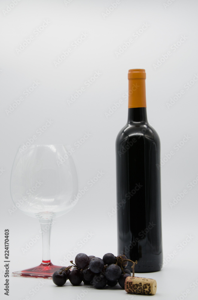 Obraz premium bottle of wine with a cork, grapes and glass