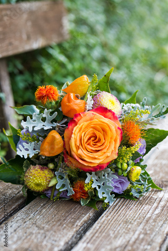 Fototapeta Naklejka Na Ścianę i Meble -  Farbenfroher Blumenstrauß mit Rose