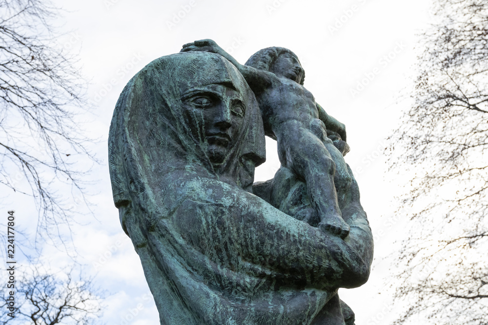 Obraz premium Woman holding child statue Dean Cemetery