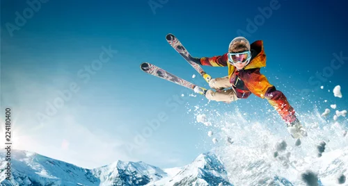 Obraz Jazda na nartach. Skaczący narciarz. Ekstremalne sporty zimowe.