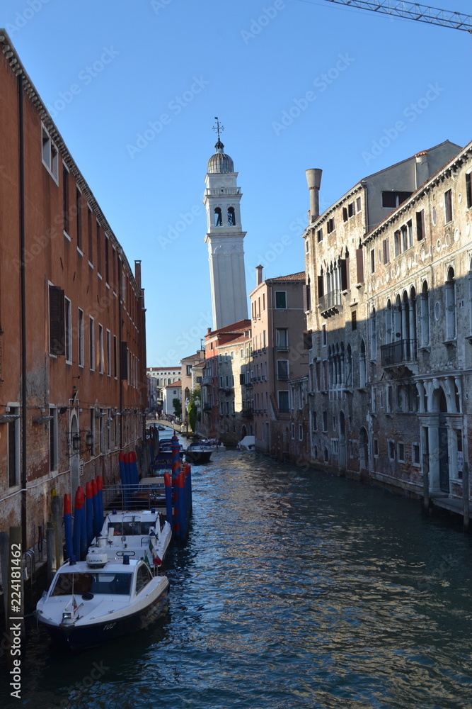 Ruelle et canal de Venise, église et tour penchée, Italie