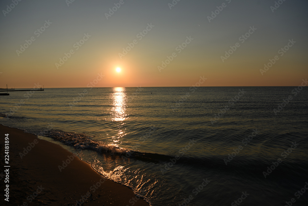 mare alba tramonto onde acqua spiaggia paesaggio sole onda sabbia yoga relax benessere caldo oro 