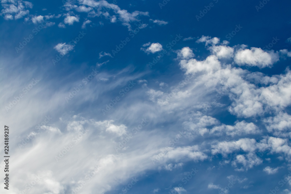 Obraz premium Wispy clouds with blue sky