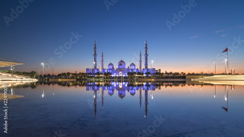 Sheikh Zayed Grand Mosque in Abu Dhabi day to night timelapse after sunset, UAE © neiezhmakov