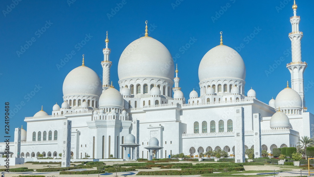 Obraz premium Sheikh Zayed Grand Mosque timelapse in Abu Dhabi, the capital city of United Arab Emirates