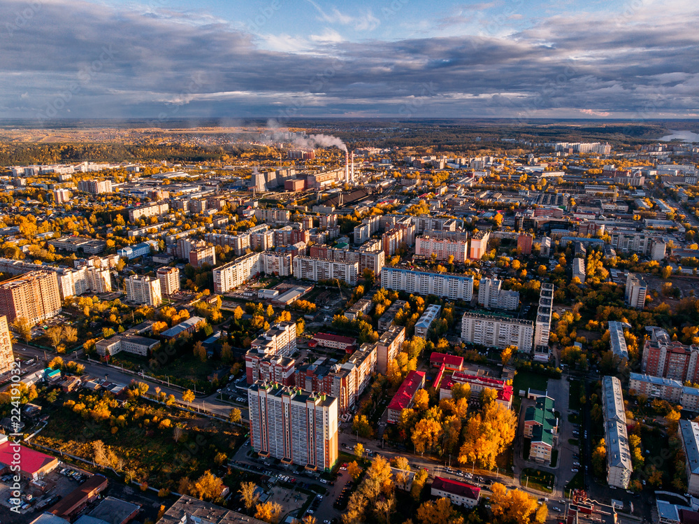Obraz premium Panoramic view of city Autumn, Tom river. Drone aerial top view.