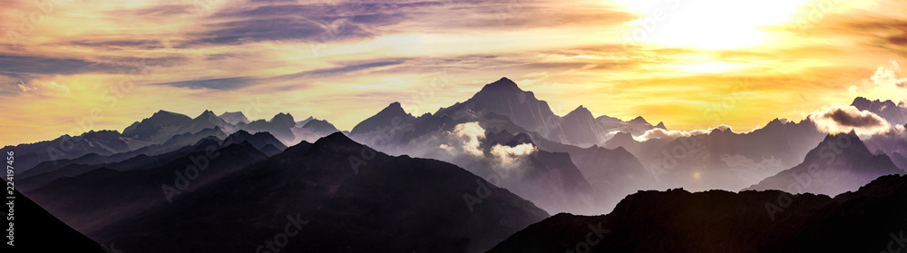 Fototapeta premium Szwajcarskie góry przy zmierzchem