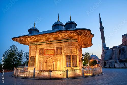 Fotografi Sultan Ahmet III Fountain at night in Istanbul