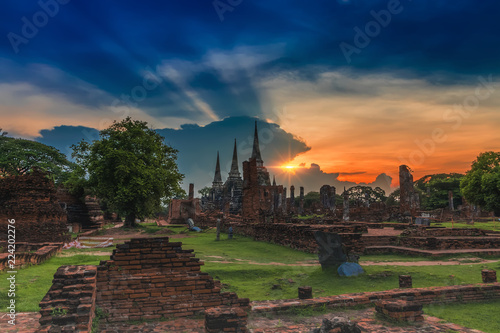 Wat Phra Si Sanphet 3 Pagoda built in the Ayutthaya period. The old and the cultural heritage that the generations donated to the remains of brick mortar. 