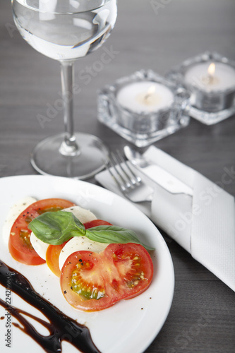 Tomate mit Mozzarella angerichtet Restaurant