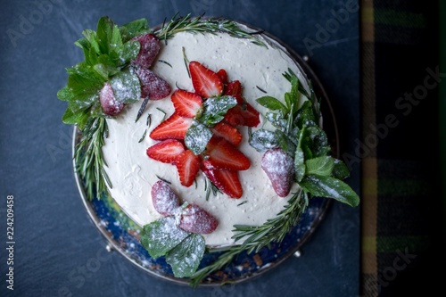 naked cake with strawberry