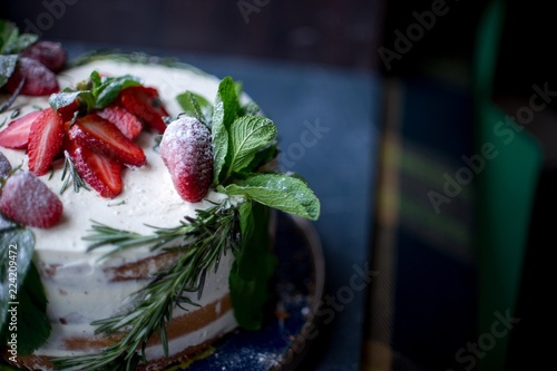 naked cake with strawberry