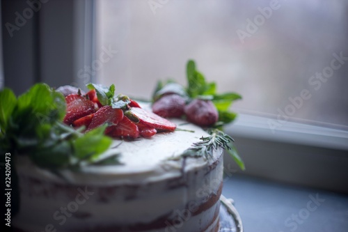 naked cake with strawberry